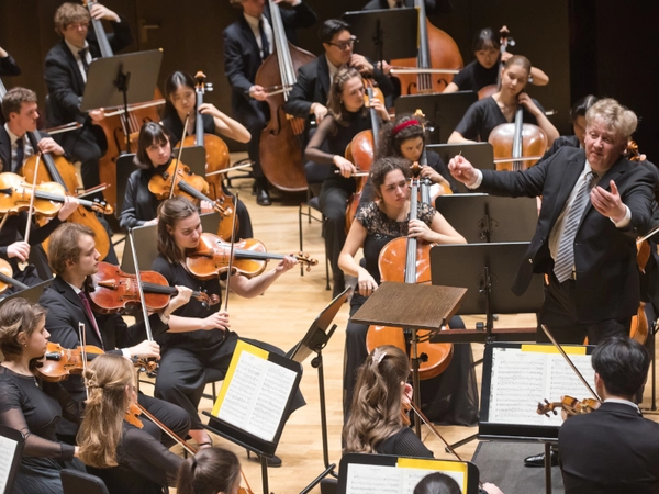 Prof. Matthias Foremny dirigiert das Hochschulsinfonieorchester im Gewandhaus zu Leipzig, Foto: Gert Mothes