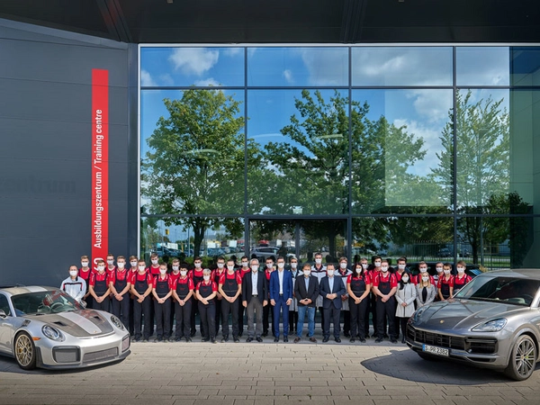 Der Ausbildungsjahrgang 2020 bei Porsche Leipzig, Foto: Porsche AG - Leipzig