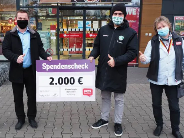 Gemeinsam stark für Kinder: Rewe-Vertriebsleiter Frank Hofman und DHfK-Manager Karsten Günther (beide Mitte), Foto: Bärenherz