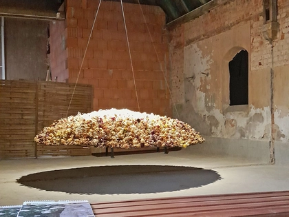 Kunstinstallation auf dem Friedhof in Leipzig-Kleinzschocher lädt ein