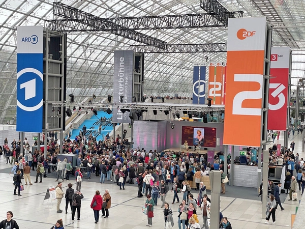 Vier Tage lang lockt die Leipziger Buchmesse 2025 vom 27. bis 30. März Literaturfans aus der ganzen Welt nach Leipzig und bietet ihnen ein großes Programm voller Höhepunkte. Foto: MDR