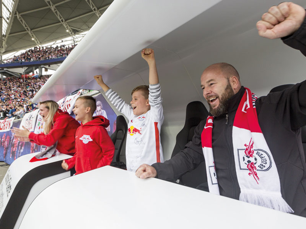 Zu viert zum RB-Spiel auf der Porsche-Coaching-Bank mit Hotel, Foto: Stiftung "Bürger für Leipzig" Zu viert zum RB-Spiel auf der Porsche-Coaching-Bank mit Hotel, Foto: Stiftung "Bürger für Leipzig"