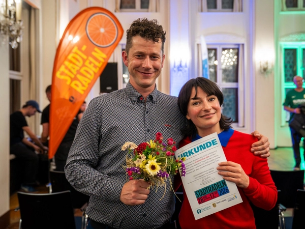 Bei der offiziellen Preisverleihung zum Leipziger Stadtradeln 2026 nahmen Teamkapitänin Diana Neuberger und Norbert Kroker den ersten Preis in der Kategorie „Fahrradaktivstes Team mit den meisten Radkilometern“ entgegen. Foto: Hagen Deichsel / UKL 