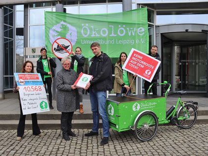 Ökolöwe Leipzig überreicht Petition gegen Motorboote auf dem Cossi an die Landesdirektion