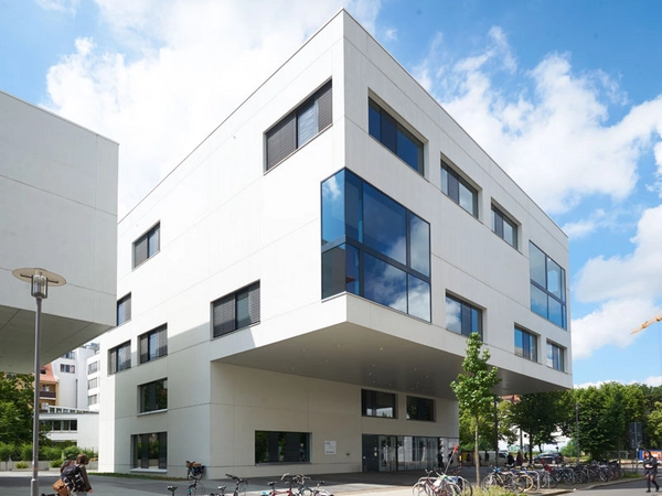 Drei der insgesamt sechs Ausstellungen finden hier in der Hochschulbibliothek der HTWK Leipzig statt, die drei anderen im Lipsius-Bau, Karl-Liebknecht-Straße 145, Raum Li 312. Foto: Stephan Floss / HTWK Leipzig