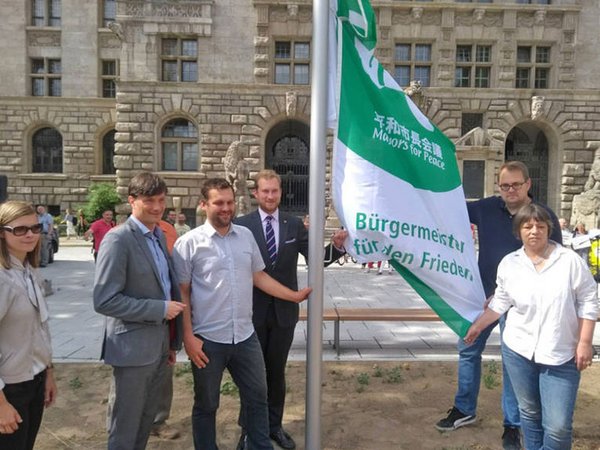 Mit einer kleinen Zeremonie auf dem Rathausvorplatz wurde die Friedensflagge am 6. Juli 2018 gehisst, Foto: Stadt Leipzig