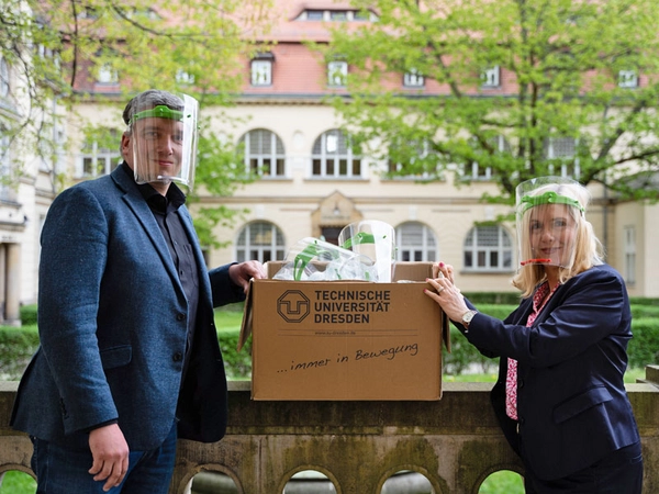 Übergabe Visiere, Foto: Klinikum St. Georg gGmbH