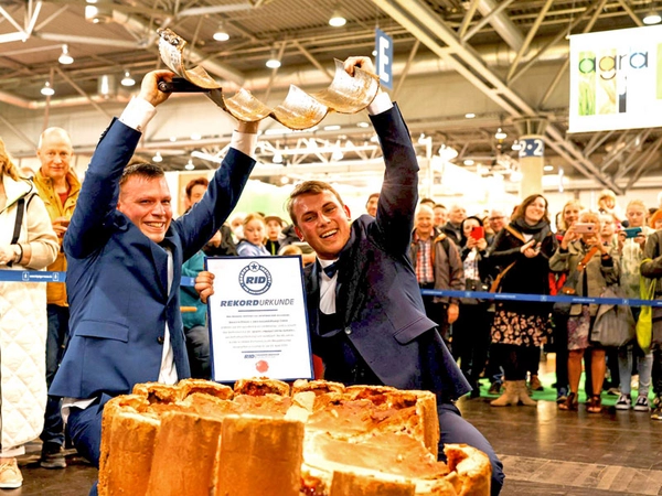 Hans-Peter und Tom Eßrich freuten sich am 23. April 2022 auf der agra-Marktplatz: Sonderschau LAND & GENUSS über den offiziellen RID-Weltrekord für die »größte Leipziger Lerche (Gebäck), Foto: RID