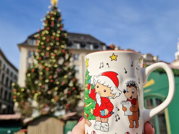 Leipziger Weihnachtsmarkt 2025 Kindertasse: Borstel und Frau Igel, Foto: Stadt Leipzig / NT