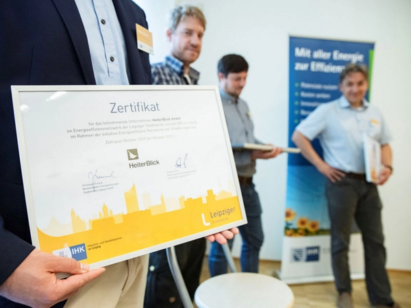 Übergabe des Zertifikats, Foto: Leipziger Gruppe
