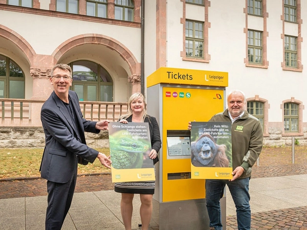 Prof. Dr. Jörg Junhold, Sandy Brachmann und Ulf Middelberg vor einem LVB-Ticketautomaten, Foto: Leipziger Gruppe