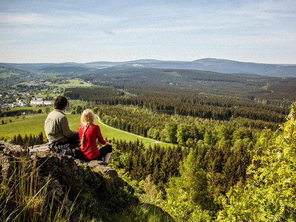 Die Sachsen reisen überdurchschnittlich gern und urlauben auch oft im eigenen Bundesland. Hier der Blick auf den Kammweg, der das Erzgebirge und das Vogtland durchquert. Foto: Tourismusverband Erzgebirge e.V. / René Gaens