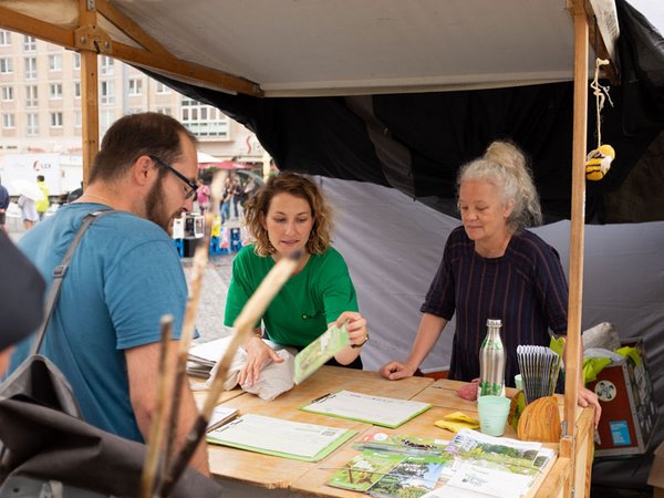 Leipziger Klimagruppen bieten ein buntes Programm auf dem Marktplatz, Foto: Thomas Puschmann