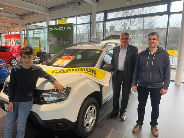 Ralf Herrmannsdorf, Präsident des Kfz-Landesverbandes Sachsen (m.), übergibt den Dacia Duster an den Licht-Test-Gewinner Georg Hoyer und seinen Sohn Arno. Foto: ProMotor
