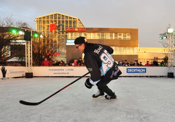 Beim Probetraining mit den IceFighters zeigen die Profis ihre Tricks zum Nachmachen.