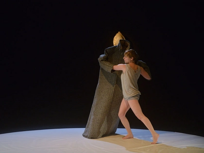 Körperfragmente und eigensinniges Material: Gastspiel von Antje Töpfer im Westflügel Leipzig