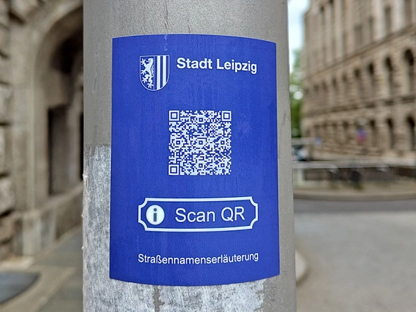 Neue Aufkleber erklären Straßennamen in der Innenstadt, Foto: Stadt Leipzig / vs