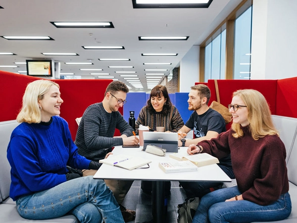 Vivi, Sebastian, Leni, Michael und Patricia (von links) geben als Studienbotschafter:innen der Universität Leipzig einen realistischen Einblick ins Studium. Foto: Christian Hüller