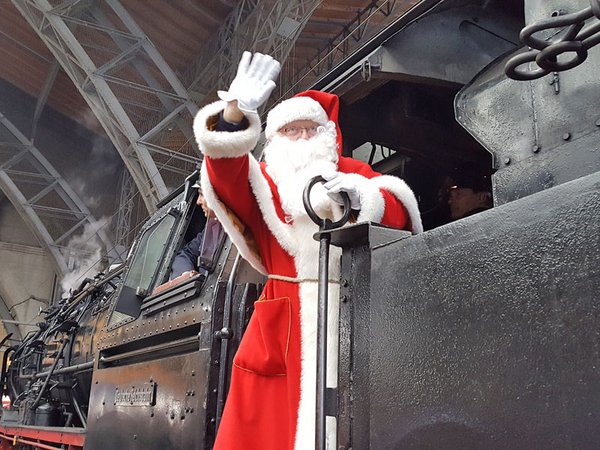 Der Weihnachtsmann macht sich wieder auf den Weg nach Leipzig und kommt am 26. November 2022 am Hauptbahnhof an, Foto: Stadt Leipzig