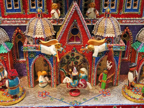 Detailaufnahme aus der Ausstellung „Farbenfrohe Weihnachtsfreu(n)de. Krakauer Krippen zu Besuch in Leipzig.“; Krakauer Krippe von Stanisław Malik, Foto: Ida Mahlburg