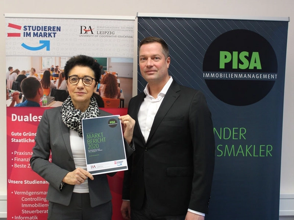 Timo Pinder, Geschäftsführer von PISA Immobilien, und Prof. Dr. habil. Kerry-U. Brauer, Direktorin der Staatlichen Studienakademie Leipzig. Foto: IMMOCOM