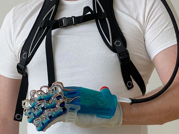 Schon in wenigen Wochen können Interessierte die Exohand selbst testen. Foto: Recovics / HTWK Leipzig