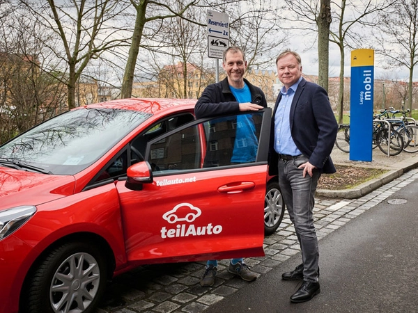 teilAuto-Regionalleiter Manuel Emmelmann und Konsum-Vorstand Dirk Thärichen am ersten Leipziger Mobilpunkt in der Industriestraße, Foto: teilAuto