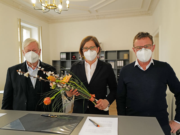 Christoph v. Berg, Frau Dr. Skadi Jennicke und Ralf Rangnick nach der Unterzeichnung des Kooperationsvertrags, Foto: Vivien Würker / Ralf Rangnick Stiftung“