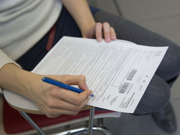 Um die Verweildauer der Blutspender im Institut möglichst kurz zu halten, kann der Spenderfragebogen ab sofort bereits daheim ausgefüllt werden. Foto: Stefan Straube / UKL