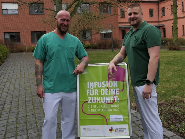 Pfleger Vladi und Pfleger Philipp arbeiten in der psychiatrischen Pflege, Foto: SKH Altscherbitz