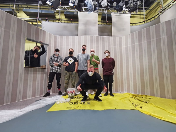 Das Kulissenbauteam von „Krimitiv“ mit der Showkulisse im Medienzentrum der HTWK Leipzig. Foto: Krimitiv / HTWK Leipzig 