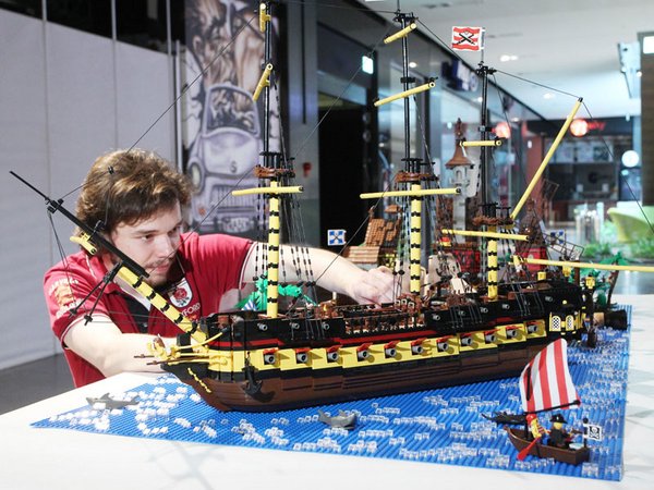 Der Student Alexander Kucharczyk, 22 Jahre, bastelt an den letzten Feinheiten seines LEGO®-Projekts.