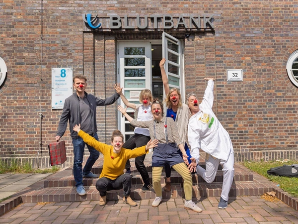 Rückblick ins Archiv: Zur ersten Blutbank-Vereinsaktion im Jahr 2022 nahmen unter anderem mehrere Mitglieder des engagierten Leipziger Klinikclown-Vereins „Clownsnasen e.V.“ teil. Foto: Stefan Straube / UKL