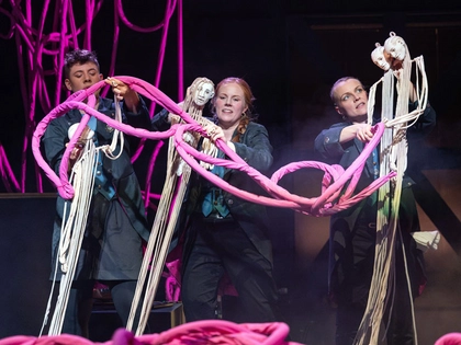 KRABAT feiert als Puppen- und Materialtheater am TDJW in Leipzig Premiere