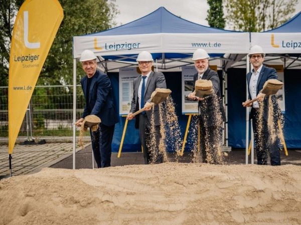 Erster Spatenstich für eine große PV-Carport-Anlage an der Neuen Messe: Thomas Dienberg, Heiko Rosenthal, Sebastian Scheel und Dr. Maik Piehler (von links). Foto: Leipziger Gruppe