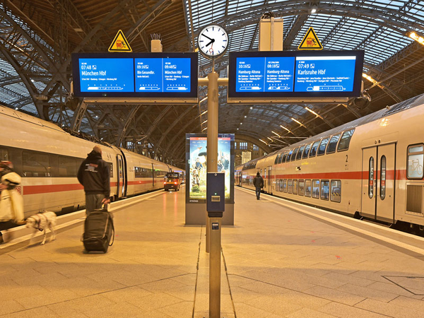 Hauptbahnhof Leipzig mit moderner Reisendeninformation. Foto: DB AG / Christian Bedeschinski