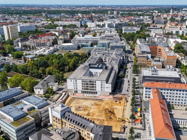 Auf der derzeit größten Baustelle auf dem Medizincampus am Ende der Liebigstraße entsteht der 2. Bauabschnitt des Klinikgebäudes Haus 7 mit dem Schwerpunkt Krebsmedizin. Foto: UKL