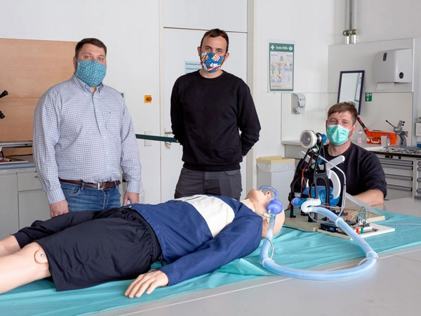 Dr. Hans-Martin Dörfler, Andreas Blum und Frank Schmidt (v. l.) haben zusammen mit 22 weiteren Ingenieuren der HTWK Leipzig ein Notfallbeatmungsgerät entwickelt, Foto: HTWK Leipzig