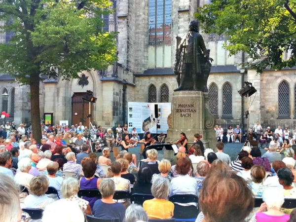 Sommerkonzerte am Bachdenkmal auf dem Thomaskirchhof, Foto: Stadt Leipzig / Bolko Kosel