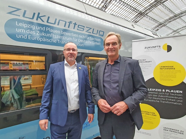 Plauener Oberbürgermeister Steffen Zenner (l.) und den Leipziger Oberbürgermeister Burkhard Jung vor der Abfahrt des Zukunftszuges am Leipziger Hauptbahnhof, Foto: Stadt Leipzig 