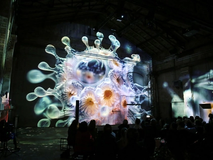 „ORIGINS“ im Kunstkraftwerk Leipzig - Eine immersiv-künstlerische Reise durch die Entstehungsgeschichte des Lebens