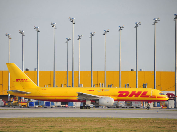 Ein DHL Flugzeug vor dem DHL Hub in Leipzig. Foto: Deutsche Post DHL Group