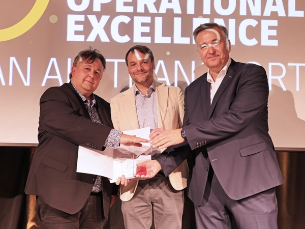 Jubiläumsveranstaltung der European Air Transport Leipzig (EAT). Rayk Bergner, OBM Schkeuditz mit Christoph Hofmann, Geschäftsführer EAT sowie Markus Otto, Senior Vice President Aviation Europe; Foto: DHL Group