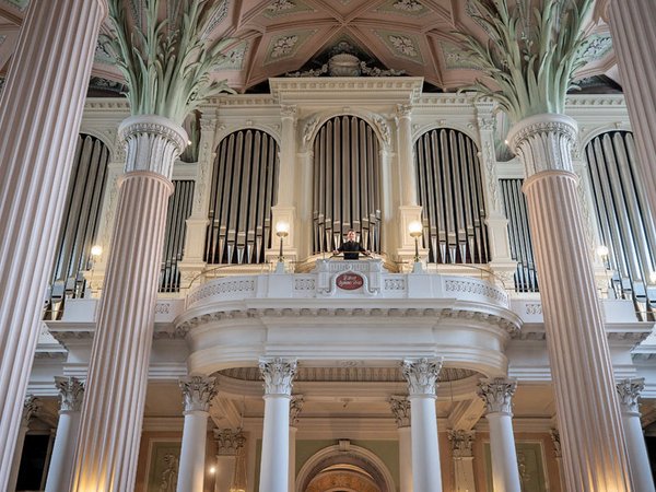Nikolaikantor Markus Kaufmann auf der Orgel-Empore der Nikolaikirche, Foto: Porsche AG - Leipzig