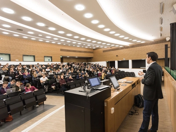 Ein Professor bei seiner Vorlesung an der Universität Leipzig, Foto: Universität Leipzig / Christian Hüller
