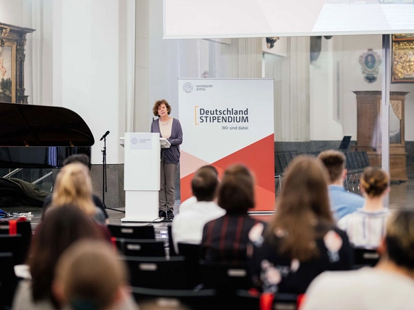 Rektorin Prof. Dr. Beate Schücking sprach bei der Urkundenübergabe an die Deutschlandstipendiat:innen. Foto: Christian Hüller/Universität Leipzig