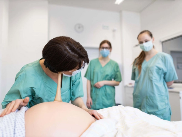 Einblick ins Studium der Hebammenkunde an der Universität Leipzig, Foto: Universität Leipzig, Fotograf: Christian Hüller