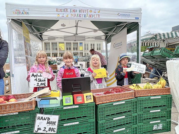 Kinder der Integrativen Kita Goldsternstraße als Markthändler auf dem Leipziger Markt, Foto: kidsMARKTSTAND Leipzig