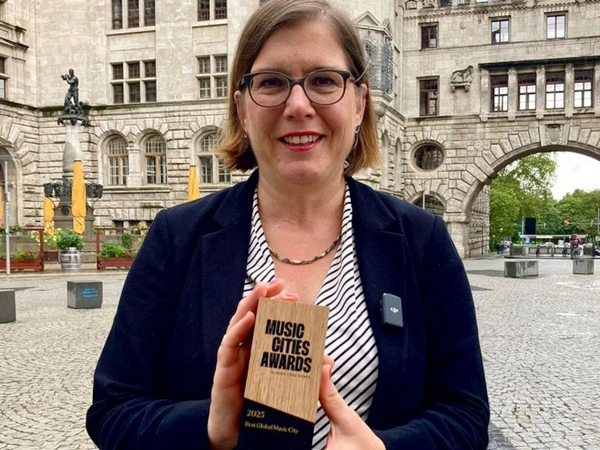 Bürgermeisterin Dr. Skadi Jennicke mit dem Best Global Music City Award 2025 auf dem Burgplatz in Leipzig. Foto: Stadt Leipzig