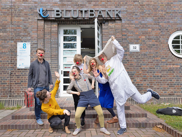 „Blut spenden VEREINt“: Auch der Verein Clownsnasen e. V., dessen Mitglieder als Klinikclowns oft auch am UKL unterwegs sind, nahm im vergangenen Jahr erfolgreich an der Blutbank-Aktion teil. Foto: Stefan Straube/UKL